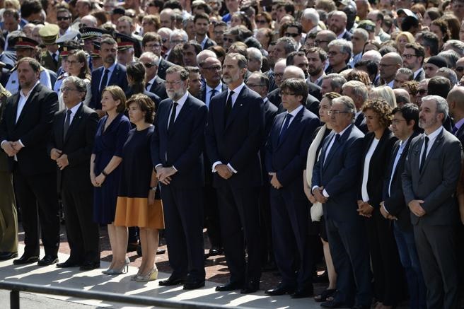یک دقیقه سکوت مردم اسپانیا به احترام قربانیان حملات تروریستی/ تصاویر