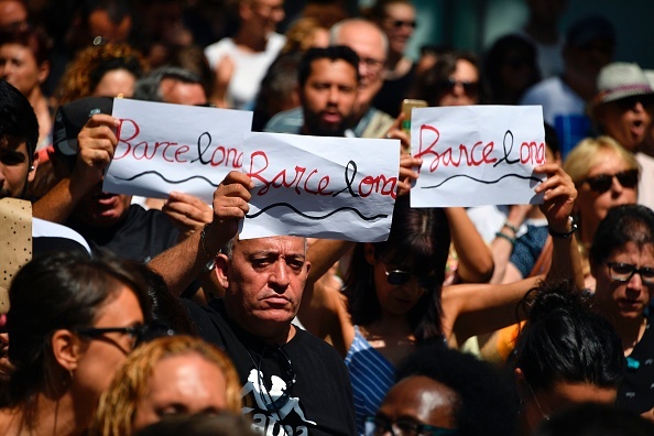 یک دقیقه سکوت مردم اسپانیا به احترام قربانیان حملات تروریستی/ تصاویر