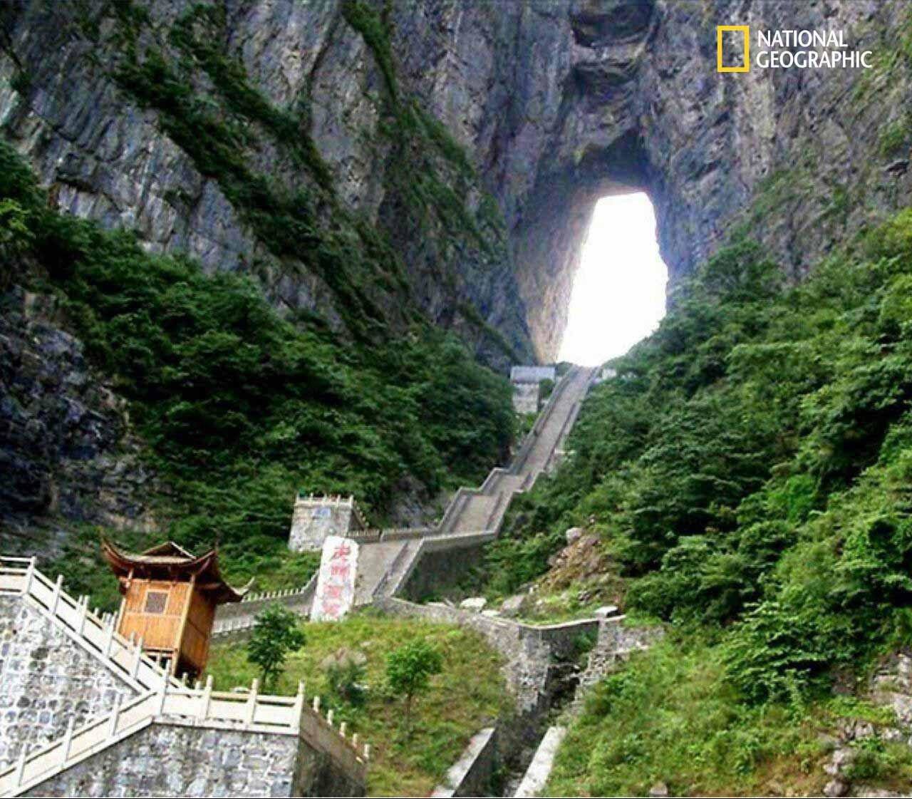 عکس/ عجیب ترین جاده دنیا در چین معروف به دروازه آسمان!