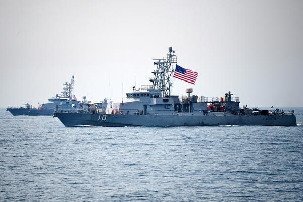 فوری/ شلیک اخطار ناو آمریکایی به سمت قایق ایرانی