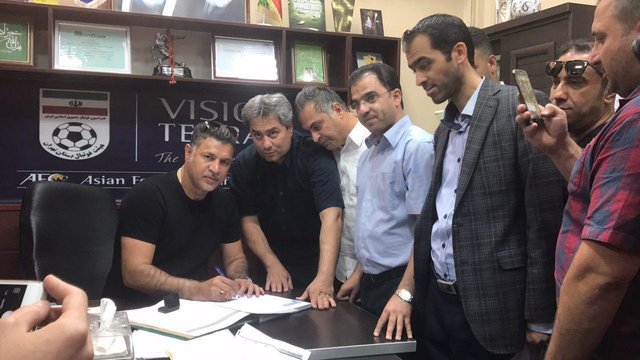 علی دایی با حضور در هیات فوتبال قراردادش را ثبت کرد