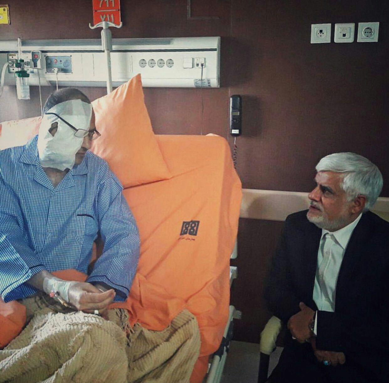 دیدار عارف با علیرضا رجایی در بیمارستان/عکس