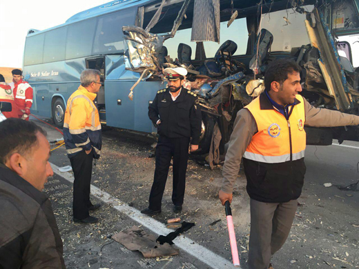 یک کشته و ۱۸زخمی در تصادف اتوبوس و کامیون