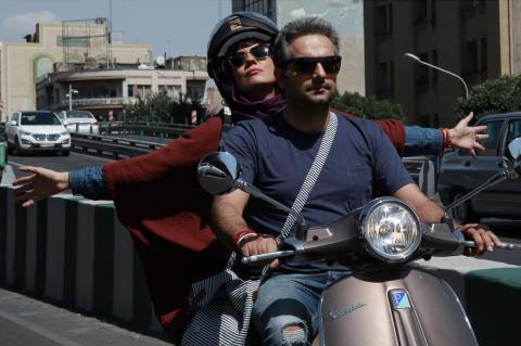 بازیگر مرد و زن در حال موتورسواری