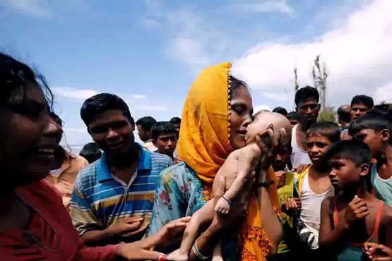 وداع مادر میانماری با کودکش + عکس