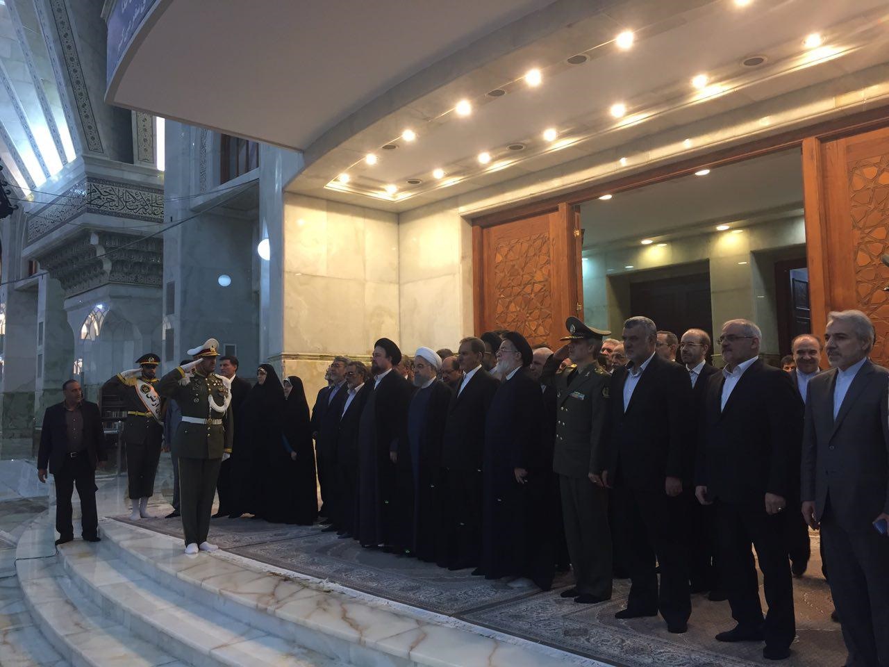 عکس/ تجدید میثاق رییس جمهور و اعضای دولت دوازدهم با امام خمینی