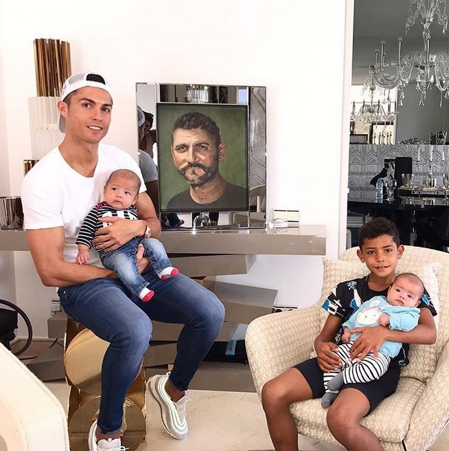 رونالدو در کنار فرزندان و پدرش +عکس