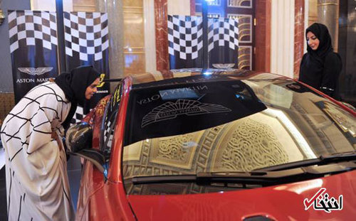 زنان عربستانی در حال خرید خودروهای لوکس!/تصاویر