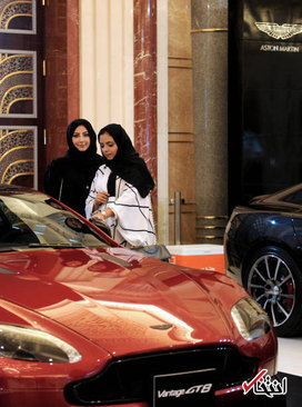 زنان عربستانی در حال خرید خودروهای لوکس!/تصاویر