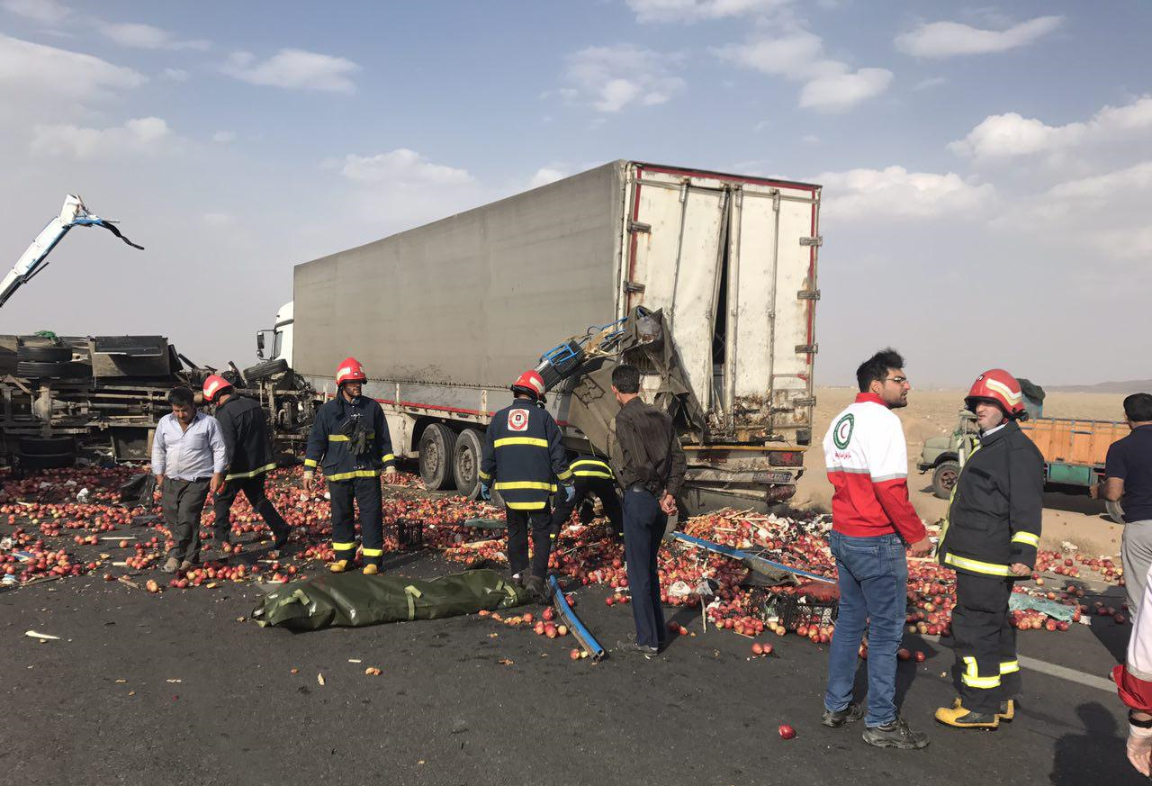 دو کشته و مصدوم در برخورد دو دستگاه کامیون+تصاویر
