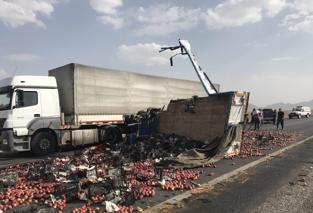 دو کشته و مصدوم در برخورد دو دستگاه کامیون+تصاویر