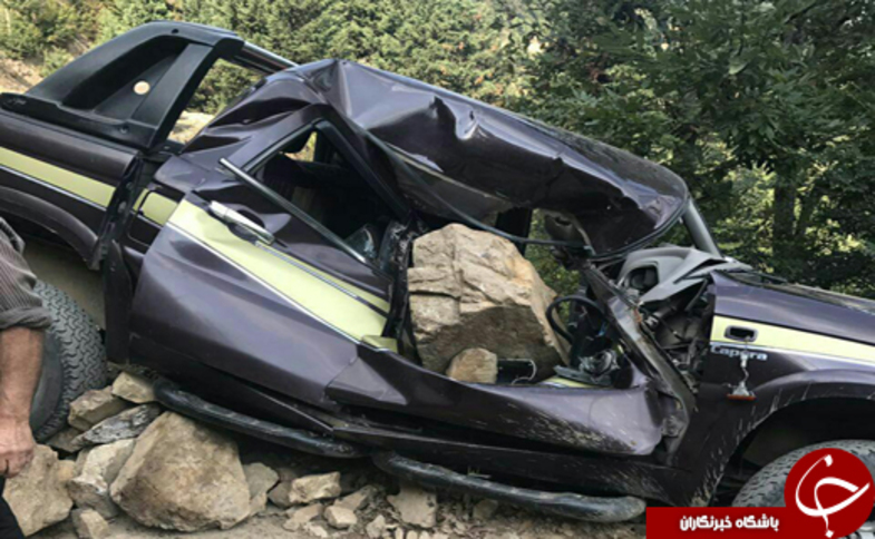 سقوط سنگ در جاده رودسر، خودرو کاپرا را له کرد!