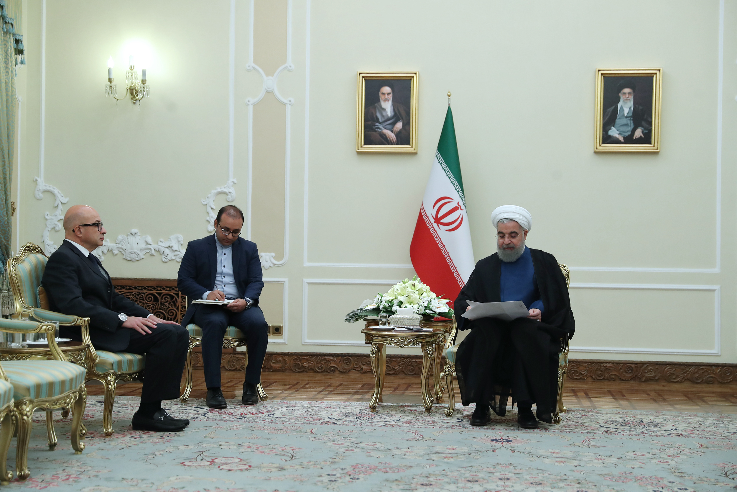 روحانی: ضربه به برجام، ضربه به امنیت و ثبات منطقه و جهان است/ شکستن میز مذاکرات هنر نیست