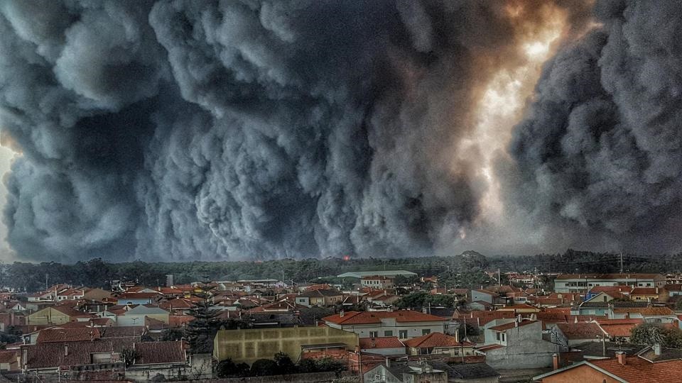 تصویر باورنکردنی از دیوار بلند دود در آسمان پرتغال