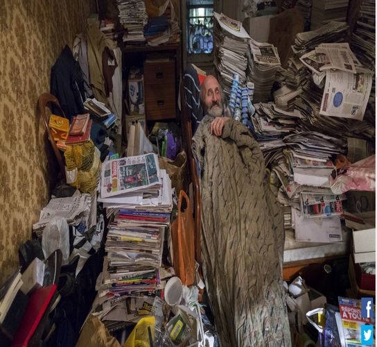 این مرد 15 سال است در میان زباله های خانه اش می خوابد+ تصاویر
