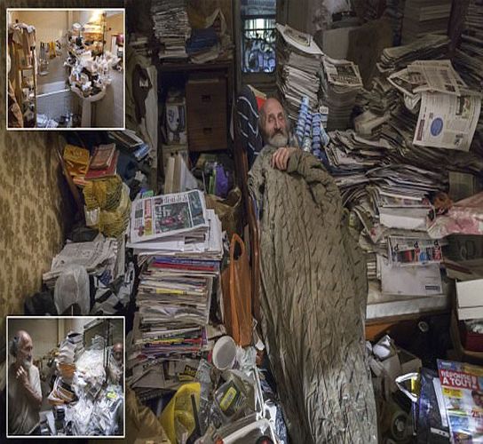 این مرد 15 سال است در میان زباله های خانه اش می خوابد+ تصاویر