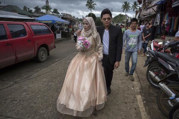 تصاویر + جشن ازدواج زوج فیلیپینی بعد از اخراج داعش