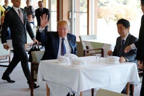 نمایش اتحاد رهبران آمریکا و ژاپن روی کلاه گلف! +عکس