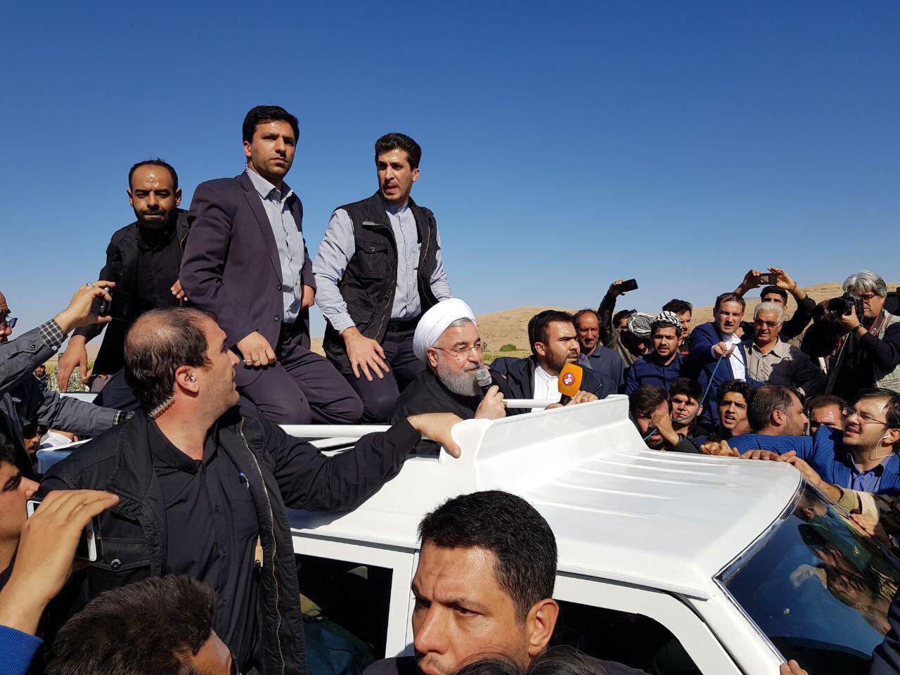 بازدید روحانی از مناطق زلزله‌زده شهرستان سرپل ذهاب/ دلجویی رییس‌جمهور از زلزله‌زدگان