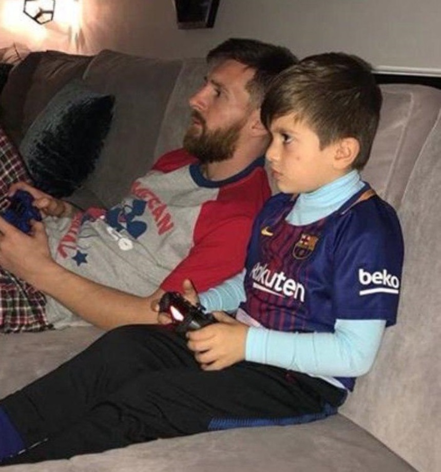 مسی و پسرش در حال پلی استیشن بازی کردن+عکس