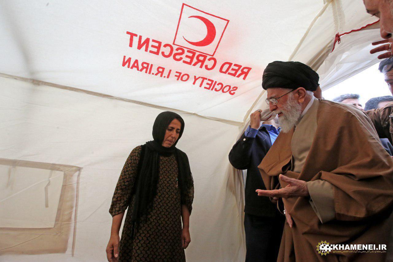 حضور رهبرانقلاب در چادرهای اسکان زلزله‌زدگان/عکس