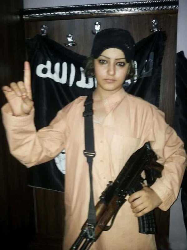 ژست عجیب دختر داعشی بی حجاب +عکس