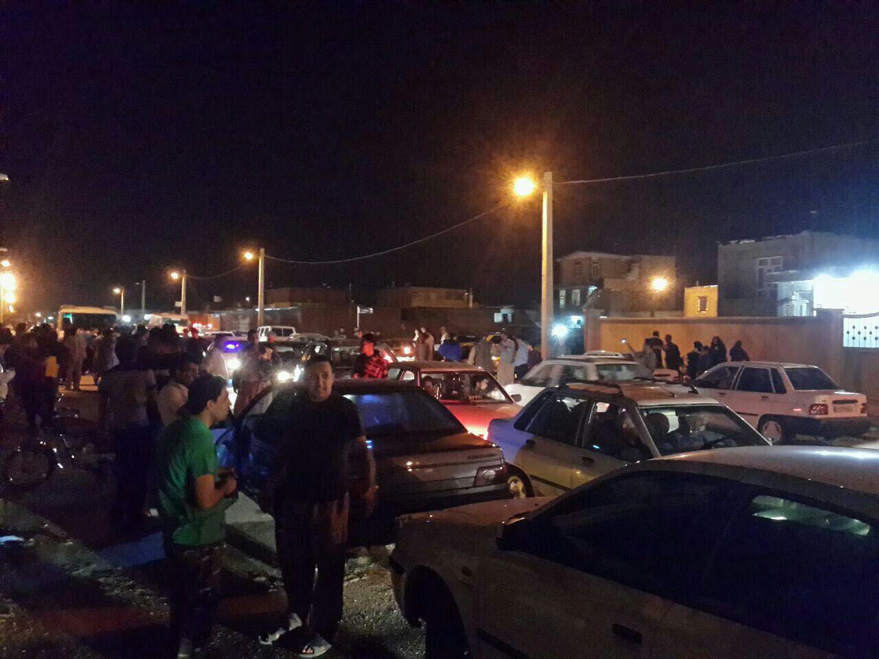 حضور مردم مهران در خیابان‌ها بعد از زلزله/عکس