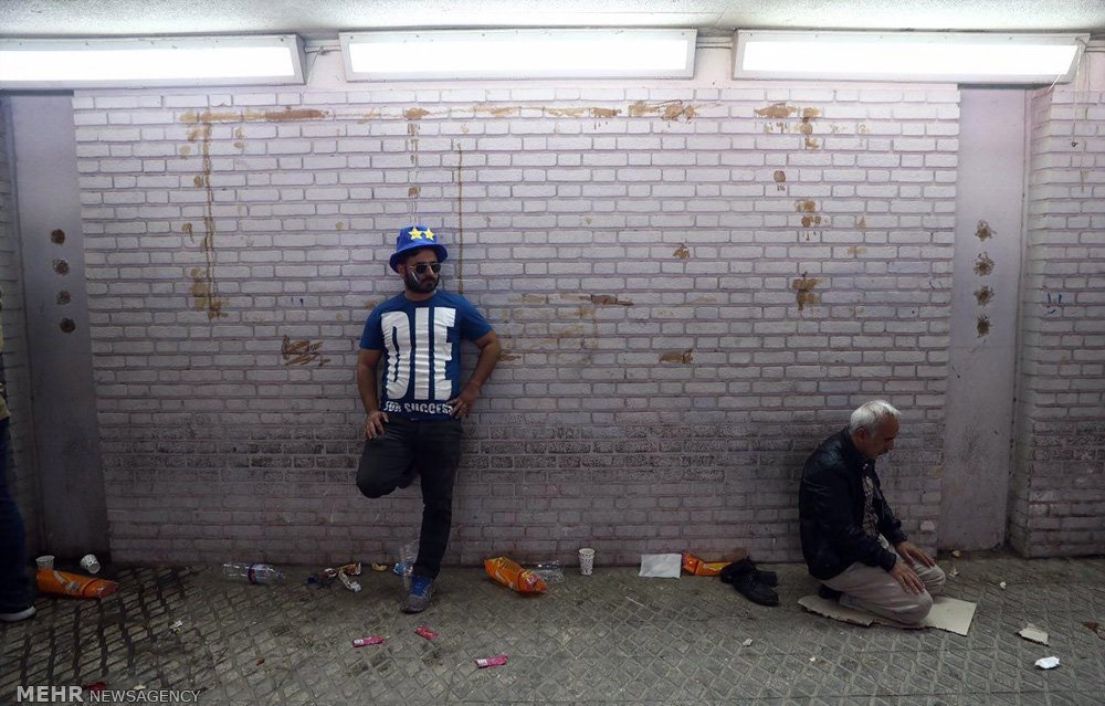 عکس | نماز خواندن یک هوادار در حاشیه دربی ۸۵