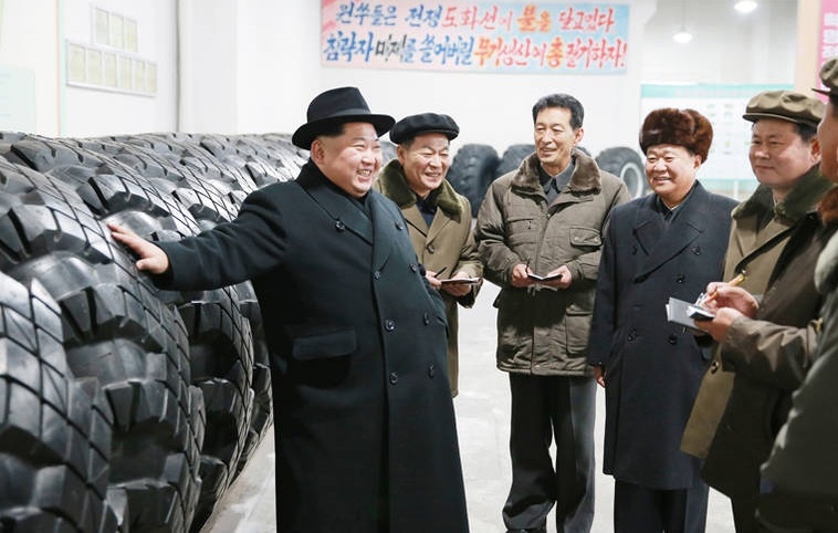 تصاویر‌+ تیپ متفاوت «کیم جونگ اون» در بازدید از کارخانه تولید لاستیک