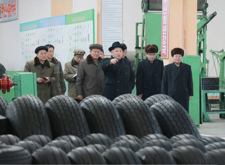تصاویر‌+ تیپ متفاوت «کیم جونگ اون» در بازدید از کارخانه تولید لاستیک