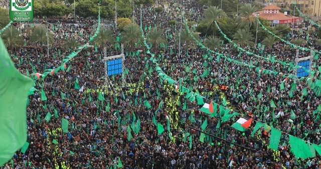 حضور هزاران فلسطینی در جشن ۳۰ سالگی حماس/هنیه: تصمیم ترامپ را برای همیشه ساقط می‌کنیم