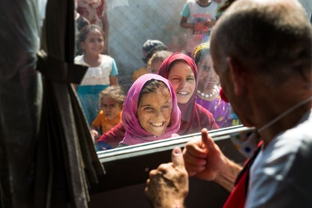 عکس/ لبخند کودکان جنگ به چهره دلقک در عکس روز نشنال جئوگرافیک