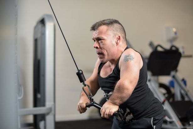 تصاویر + رکوردزنی مرد ۱۱۱ سانتیمتری در وزنه‌برداری