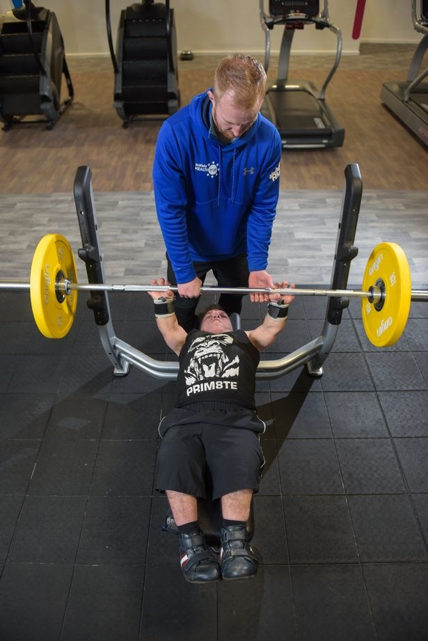 تصاویر + رکوردزنی مرد ۱۱۱ سانتیمتری در وزنه‌برداری