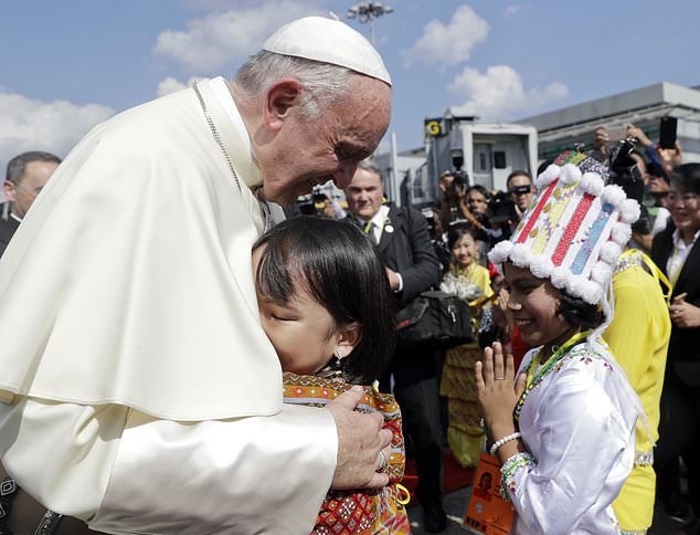 تصاویر + سفر پاپ فرانسیس به میانمار برای بررسی وضعیت آوارگان روهینگیا