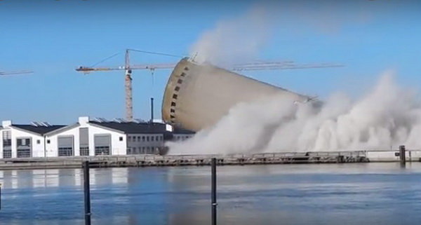 سقوط برج روی کتابخانه‌ای در دانمارک +عکس
