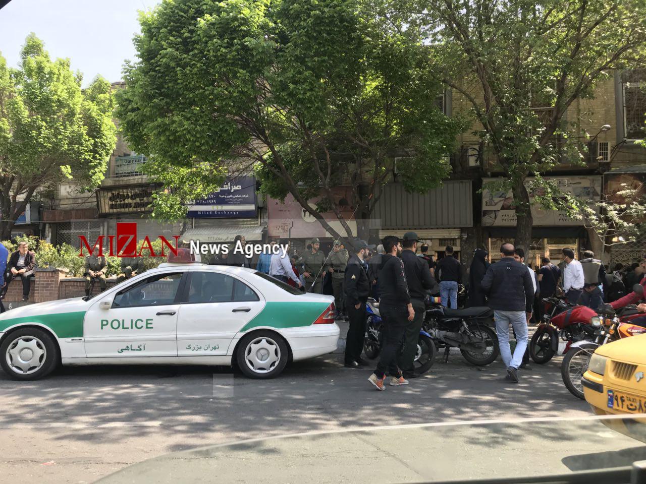حضور ماموران پلیس در بازار ارز تهران +عکس