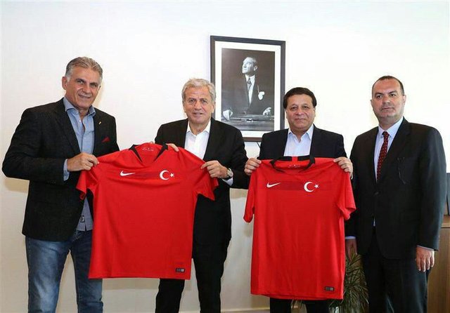 اهدای پیراهن تیم ملی ترکیه به کی‌روش