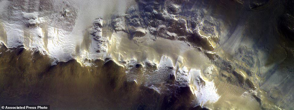 تصاویر تازه ارسالی از مریخ، 'سرزمین عجایب زمستانی' در سیاره قرمز را نشان می‌دهد+عکس