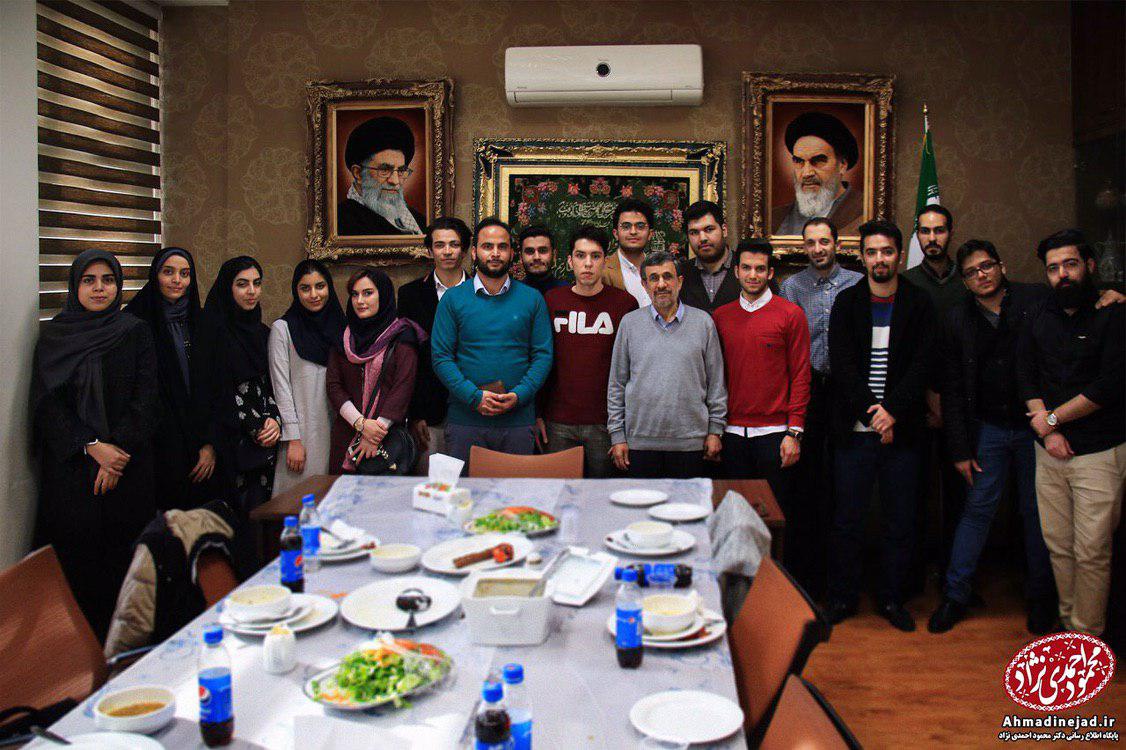 عکس یادگاری پایان ترم احمدی‌نژاد با دانشجویان‌