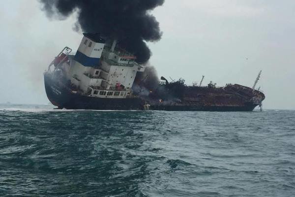 یک نفتکش در آب‌های هنگ‌ کنگ منفجر شد +عکس