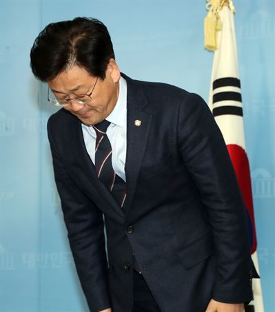 عذرخواهی نماینده پارلمان کره جنوبی به دلیل رفتار نامناسب با مأموران فرودگاه+عکس