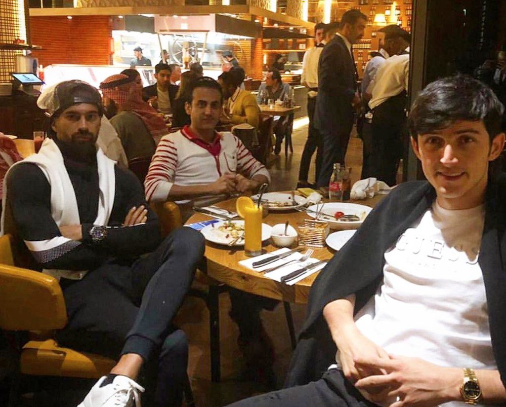 ملی پوشان بیرون از هتل شام خوردند/عکس