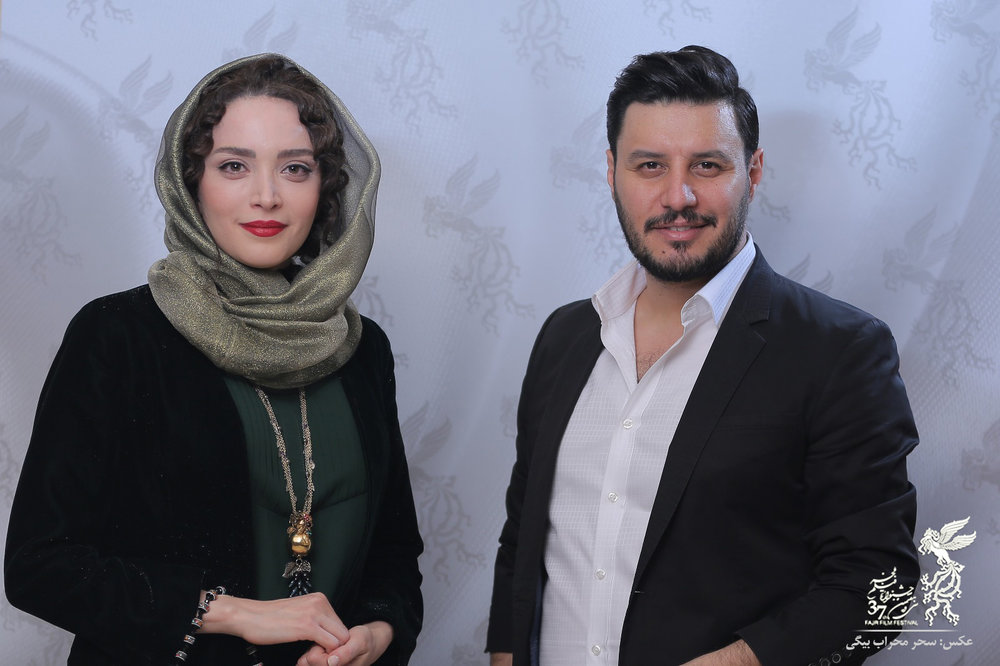 عکس یادگاری بهنوش طباطبایی با جواد عزتی در آتلیه جشنواره فجر