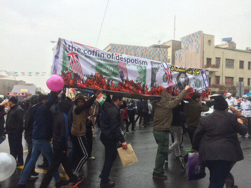 عکس| مراسم تشییع «تابوت استکبار» در حاشیه راهپیمایی 22 بهمن