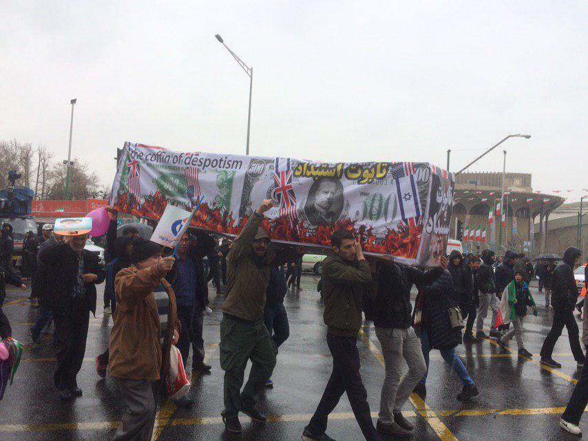 عکس| مراسم تشییع «تابوت استکبار» در حاشیه راهپیمایی 22 بهمن