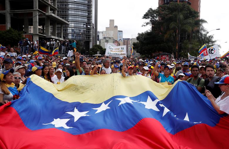 چگونه ثروتمندترين كشور آمريكاي لاتين دچار فقر و بحران سياسي شد؟ اپوزيسيون و دولت ونزوئلا چه مي‎گويند؟