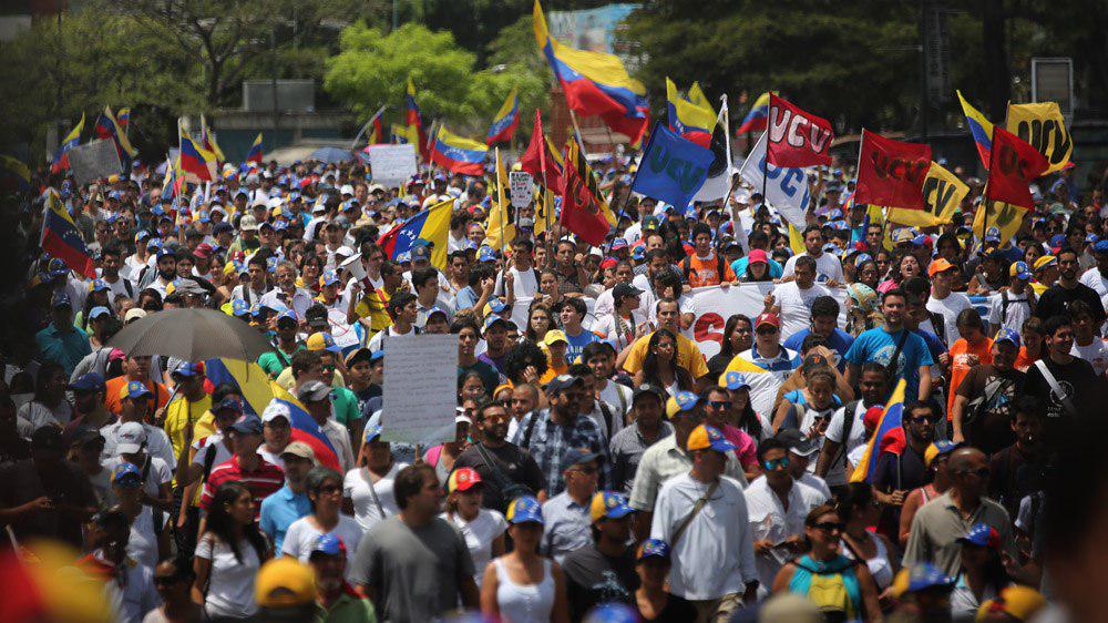 چگونه ثروتمندترین کشور آمریکای لاتین دچار فقر و بحران سیاسی شد؟ اپوزیسیون و دولت ونزوئلا چه می‎گویند؟