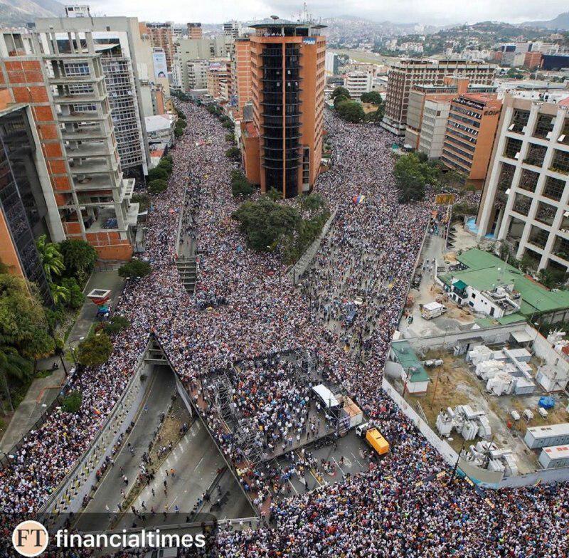 چگونه ثروتمندترين كشور آمريكاي لاتين دچار فقر و بحران سياسي شد؟ اپوزيسيون و دولت ونزوئلا چه مي‎گويند؟