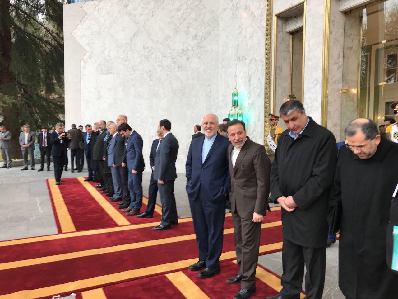 حضور ظریف در مراسم استقبال از رییس جمهور ارمنستان و خوش و بش با روحانی/عکس